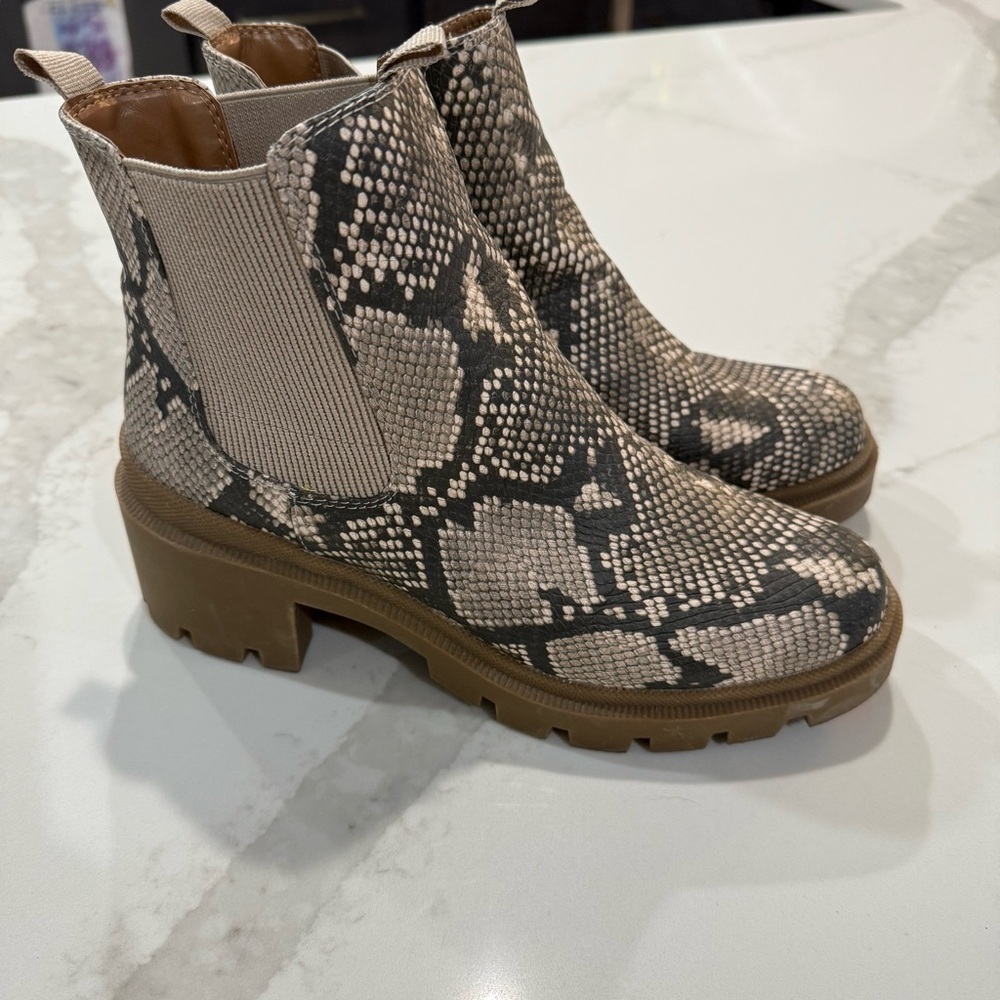 Universal Threads Snakeskin Slip On Chelsea Boots Women’s 8.5 Tan Combat Chunky - Picture 4 of 8